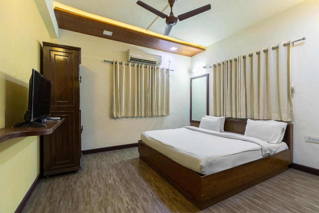 Capital O 47539Capital O Umbergaon Club Umargam Bagian luar foto