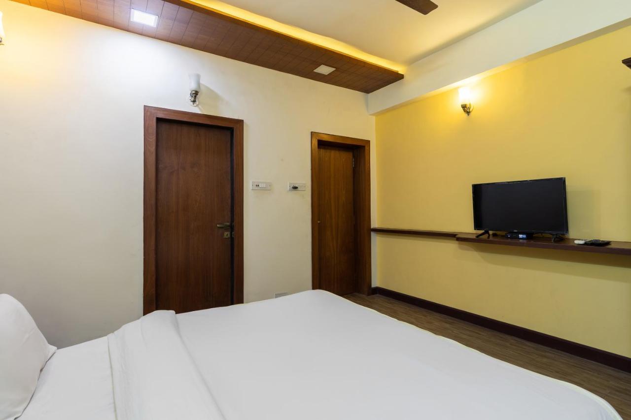 Capital O 47539Capital O Umbergaon Club Umargam Bagian luar foto