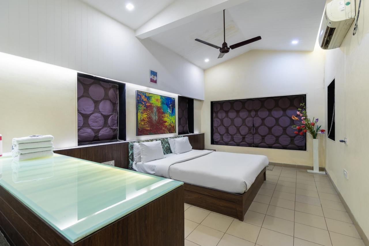 Capital O 47539Capital O Umbergaon Club Umargam Bagian luar foto