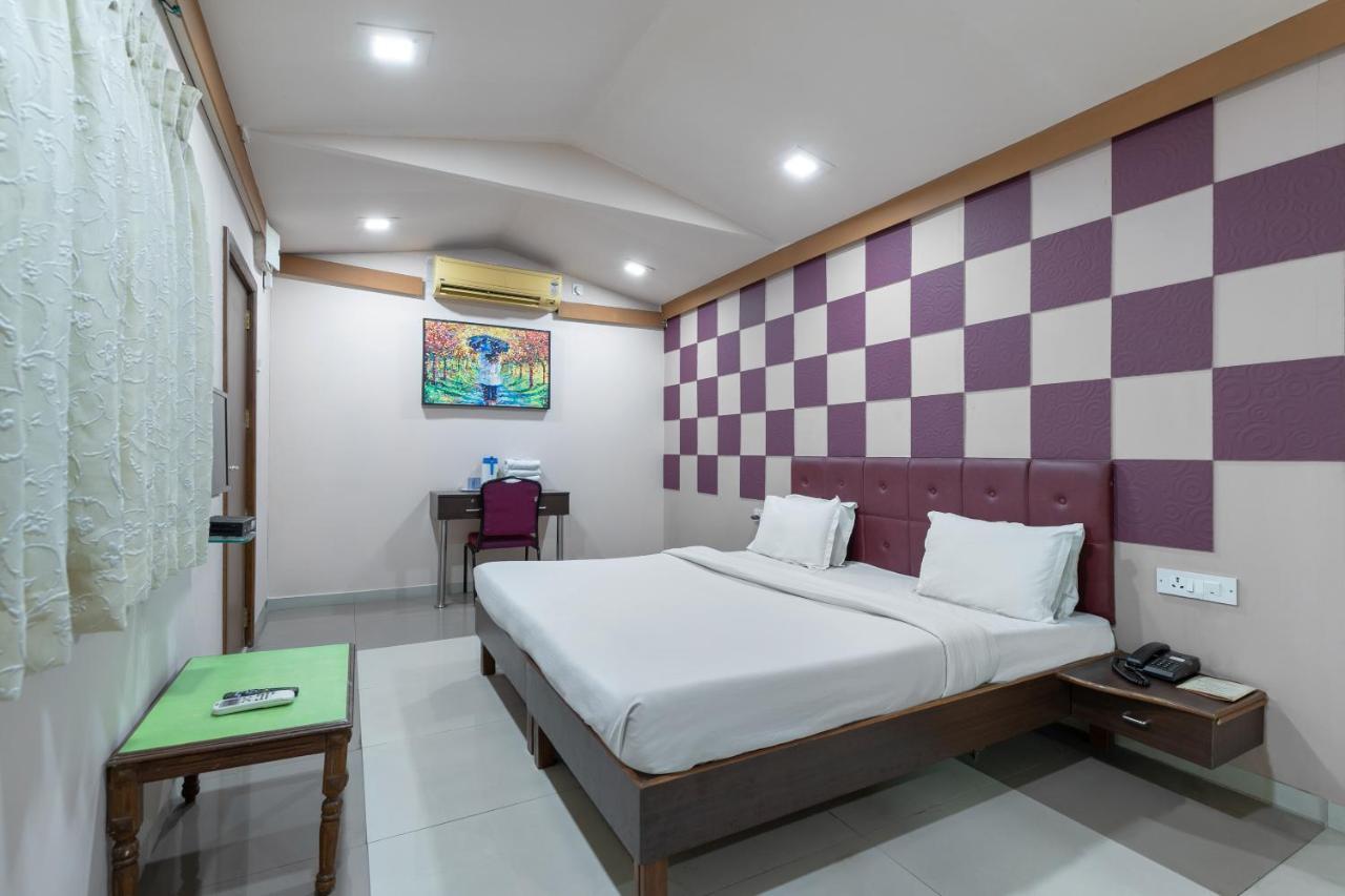 Capital O 47539Capital O Umbergaon Club Umargam Bagian luar foto