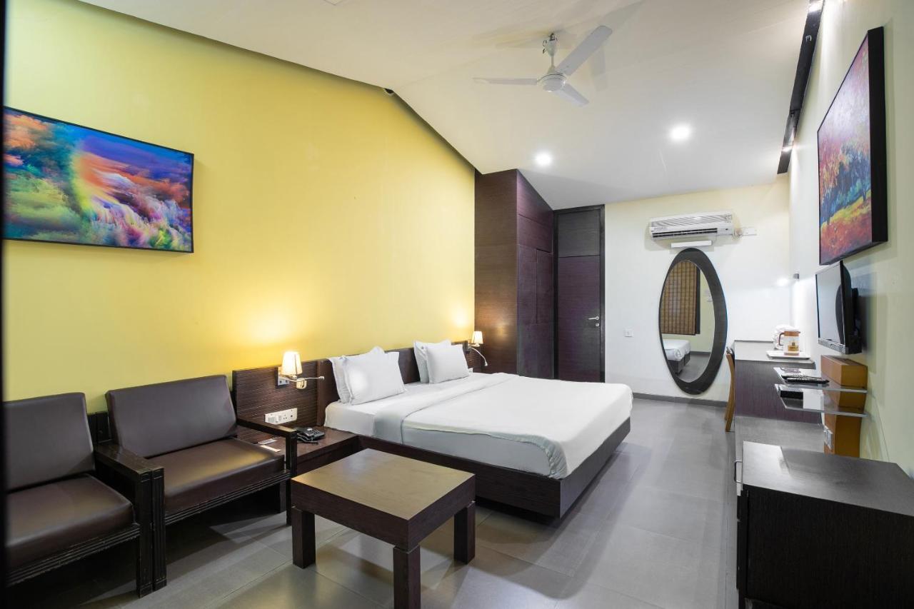 Capital O 47539Capital O Umbergaon Club Umargam Bagian luar foto