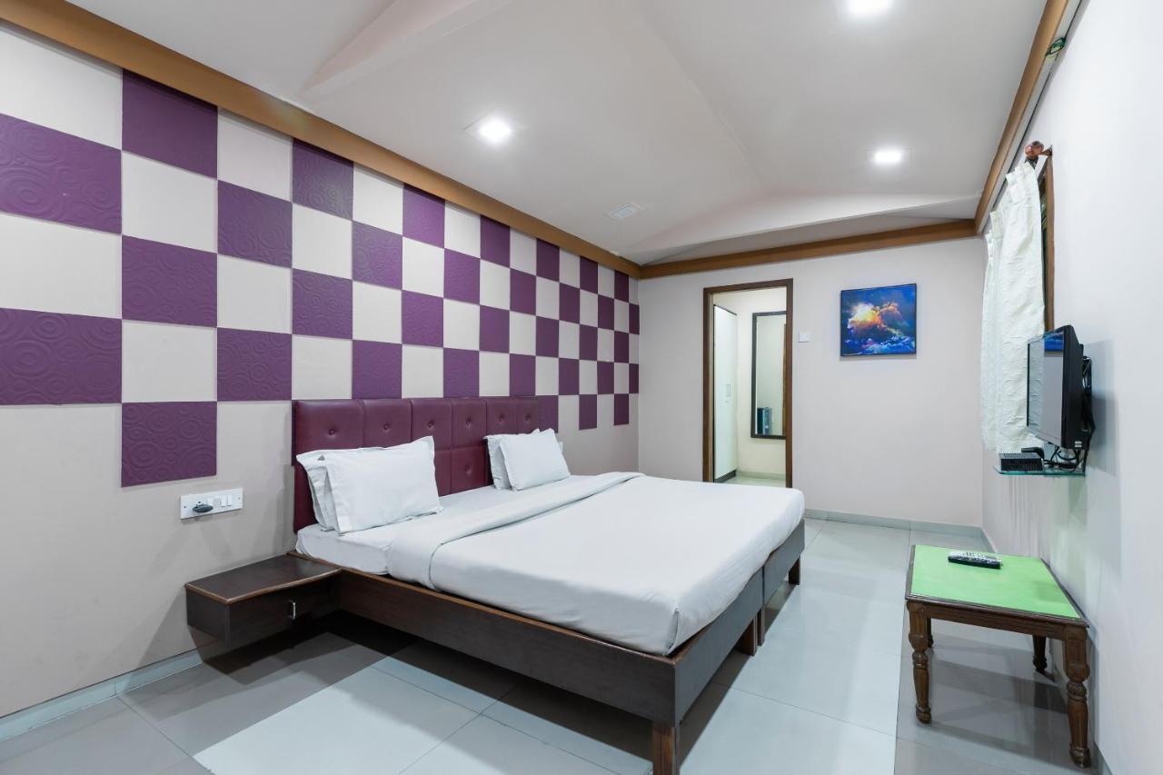 Capital O 47539Capital O Umbergaon Club Umargam Bagian luar foto