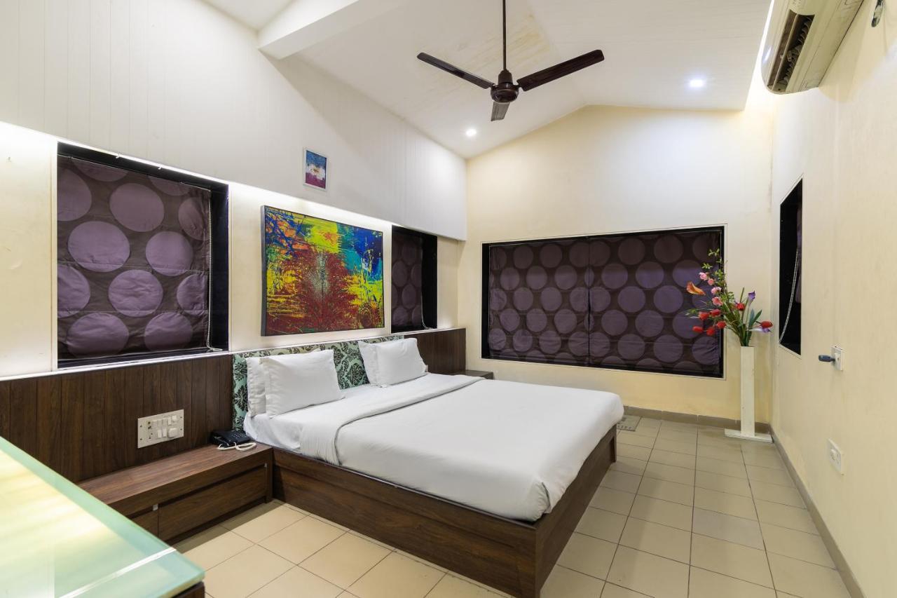 Capital O 47539Capital O Umbergaon Club Umargam Bagian luar foto