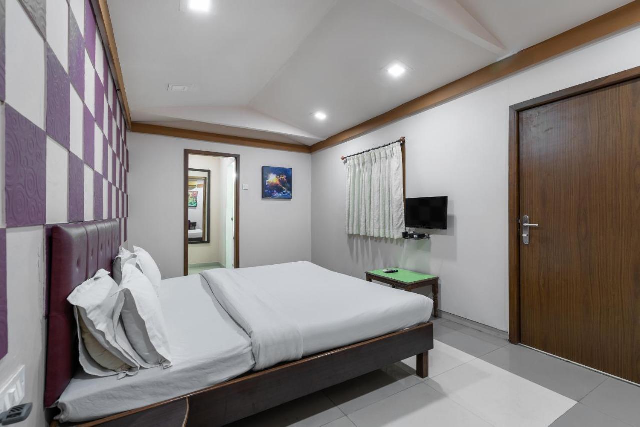 Capital O 47539Capital O Umbergaon Club Umargam Bagian luar foto