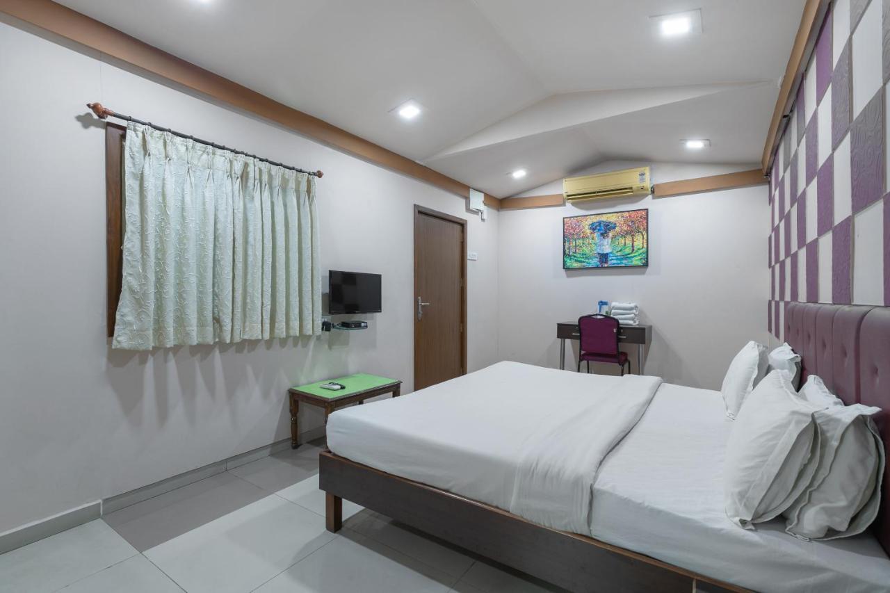Capital O 47539Capital O Umbergaon Club Umargam Bagian luar foto