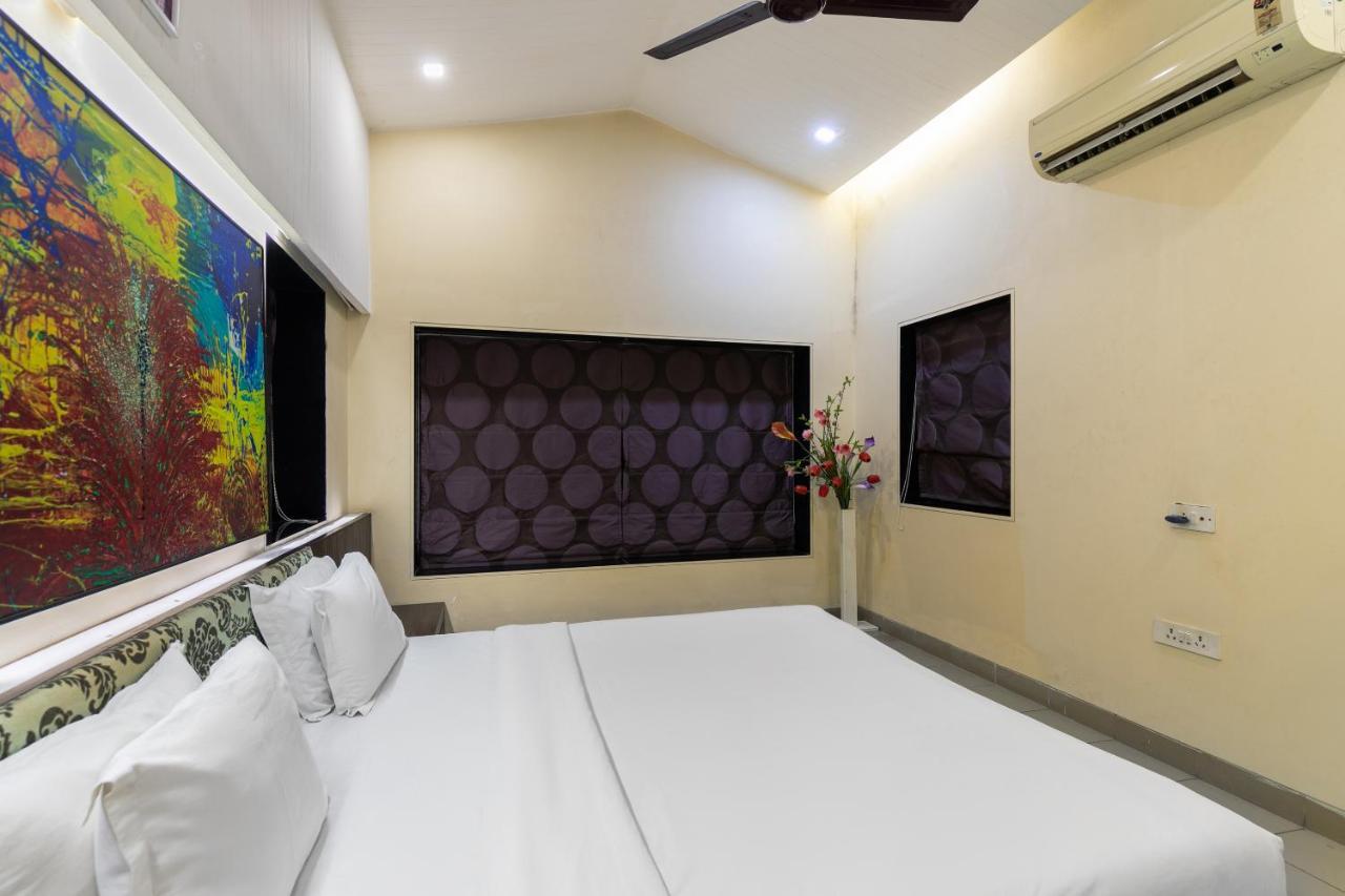 Capital O 47539Capital O Umbergaon Club Umargam Bagian luar foto