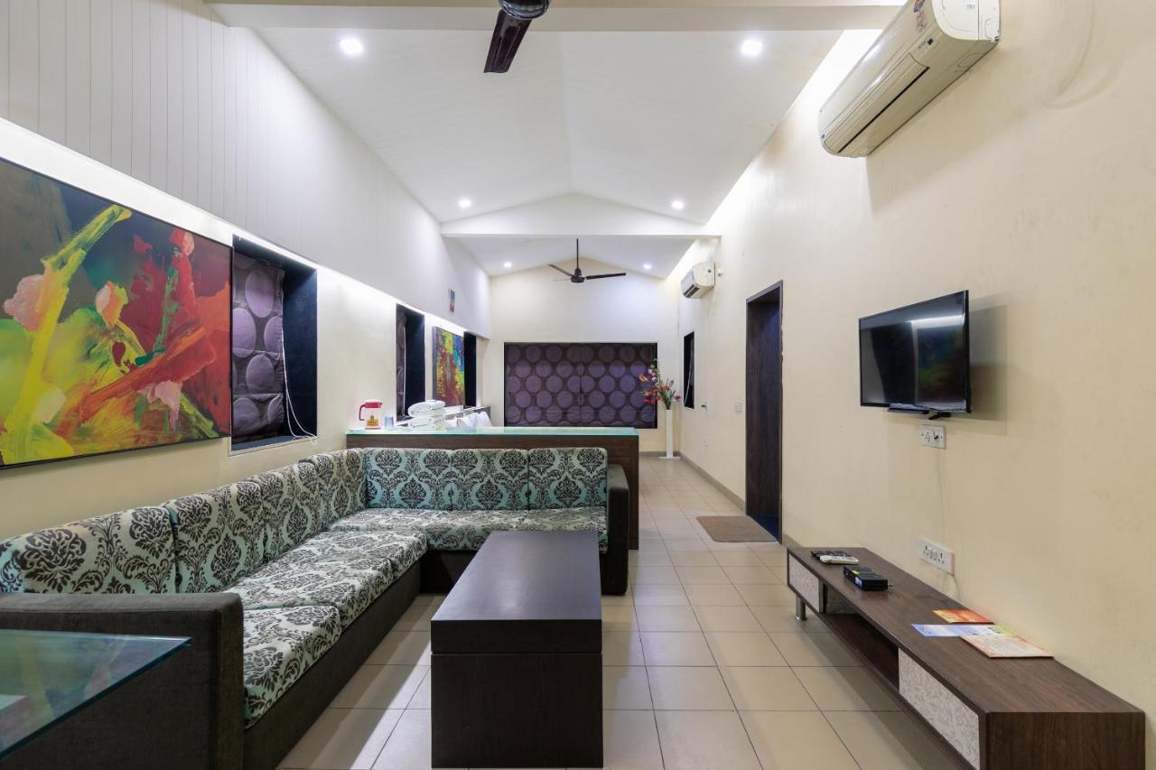 Capital O 47539Capital O Umbergaon Club Umargam Bagian luar foto